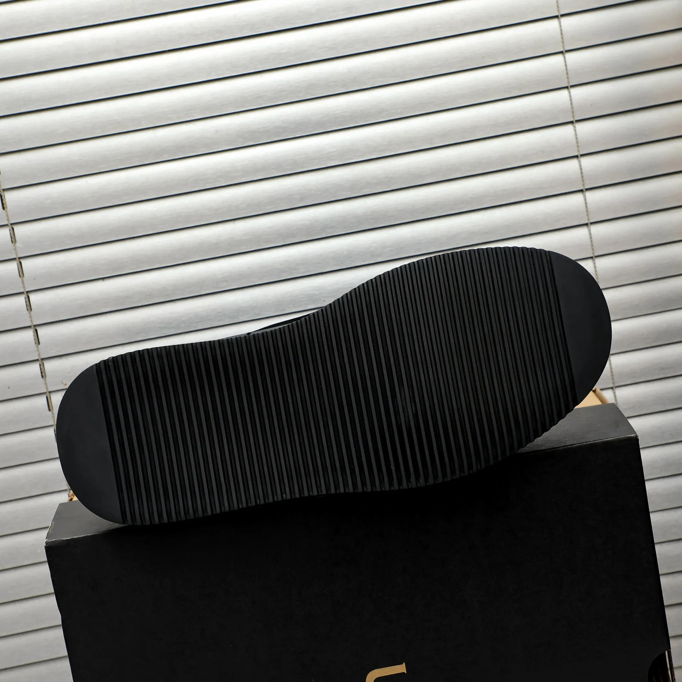 P620 Product trademark: "UGG" Gaobang men's shoes Regular size: 39-44 Product materials: Selected suede cowhide upper, wool lining, original outsole
